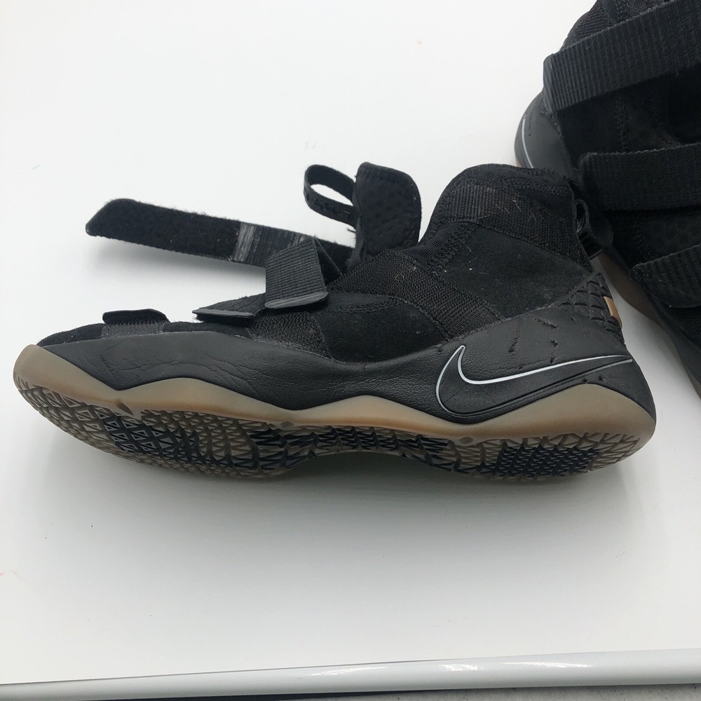 Nike LeBron Soldier Black Gum Youth‎ Size 5y Basketball Shoes Sneakers EXCELLENT - Picture 9 of 16